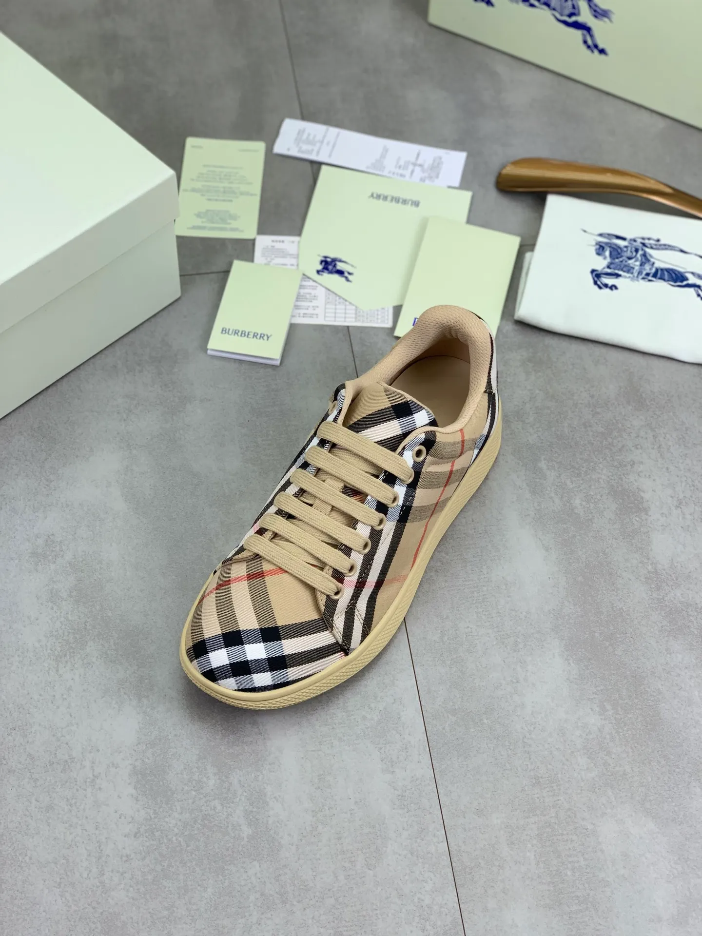 Factory price P580 [BURBERRY] Burberry - High-end quality original order - Upper: imported 🔝 original material - Lining: cowhide lining, feet; water-dyed cowhide - Outsole: ultra-light TPR rubber; two-color molded outsole - Super high quality control · Fine workmanship: highlighted (high-end, extravagance, grade) -Size: 38-46 (Male 38 46 can be customized) · Color: 4️⃣ colors available